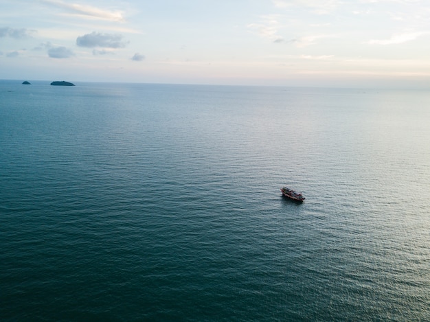 写真 船は海の真ん中にある。