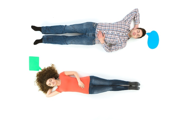 Фото Спящая пара лежала возле диалоговых знаков. вид из