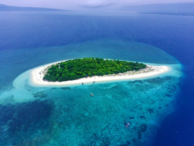 写真 バリ海峡の水域にあるタブハン (tabuhan) という小さな島はバリ海峡 (banyuwangi) の水域にあります