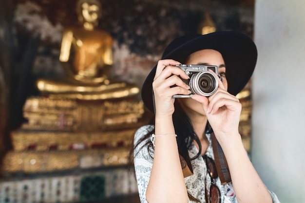 写真 ソロアジア人女性旅行者