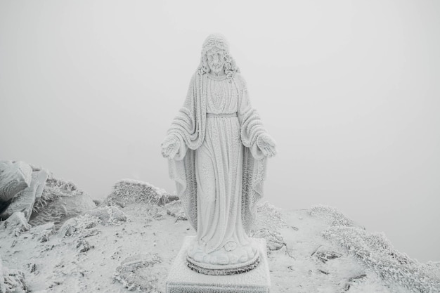 사진 예수의 동상은 산 꼭대기에 눈과 얼음으로 덮여 있다