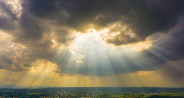 写真 太陽の光が曇った雲を照らしている