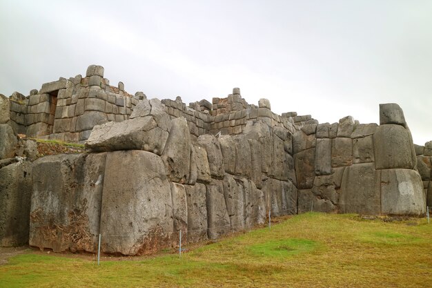 The sun gate (intipunku geschreven op de wegwijzer) van het historische fort van sacsayhuaman incas, cusco, peru