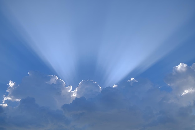 写真 太陽は雲の後ろに隠れた