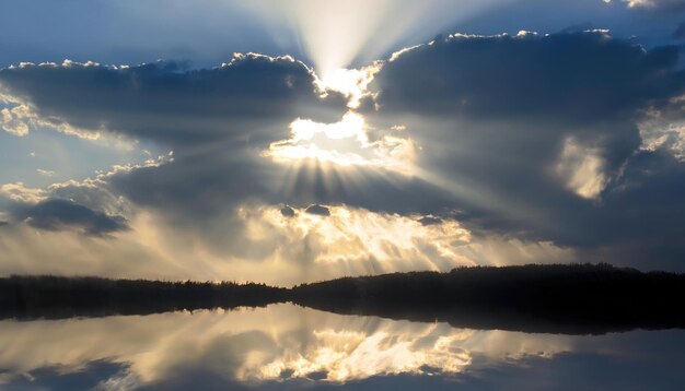 Фото Солнечные лучи пробиваются сквозь облака великолепные отражения
