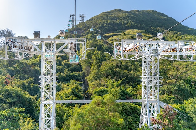 写真 海に近いケーブルカーとテーマパークの日当たりの良い景色