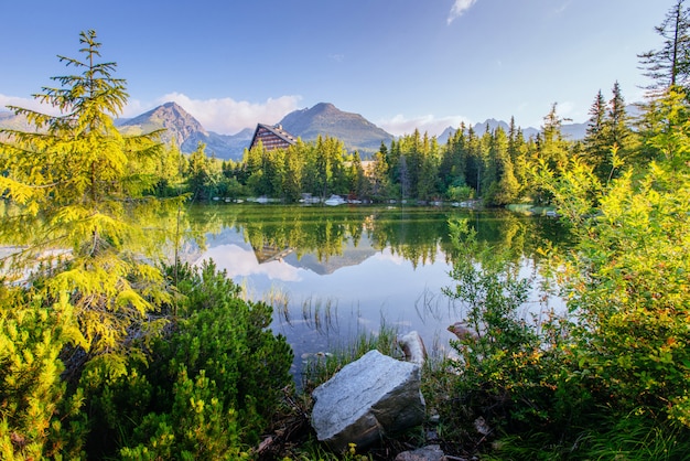 写真 公園ハイタトラの湖から昇る朝日。スロバキア、shtrbske pleso