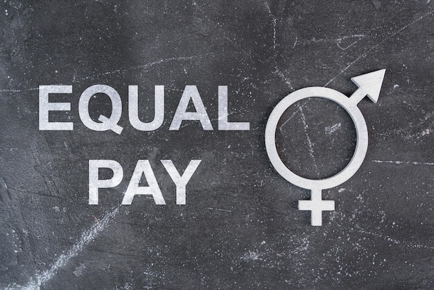 写真 シルバーの男女共同参画のシンボルと暗い背景のテキストequalpay