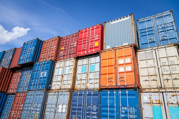 Территория контейнерного грузового двора: много металлических контейнеров для хранения товаров разных цветов