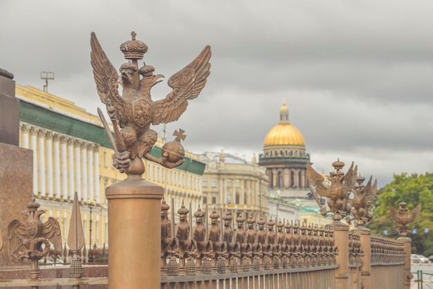사진 차르 러시아의 권력 상징의 칼과 홀을 가진 머리 3개 달린 독수리
