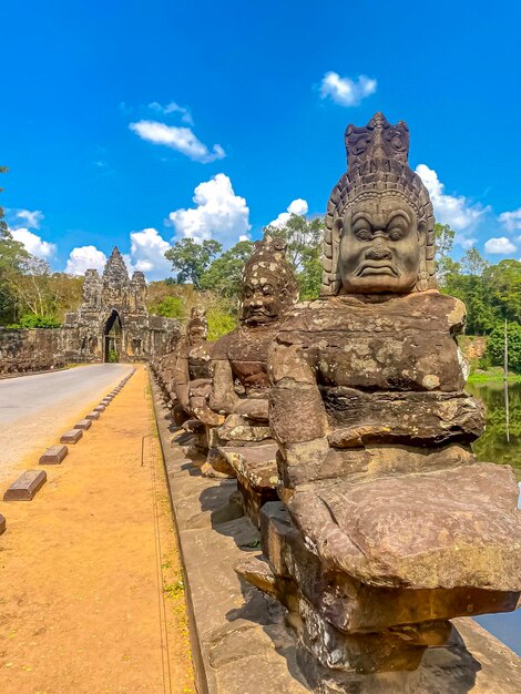 写真 カンボジアのアンコールの領土にあるクメール文明の寺院である3階建てのバヨン山寺院