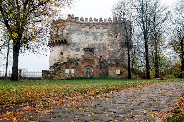 Фото Башня, остатки древней крепости в остроге, украина. поздняя осень