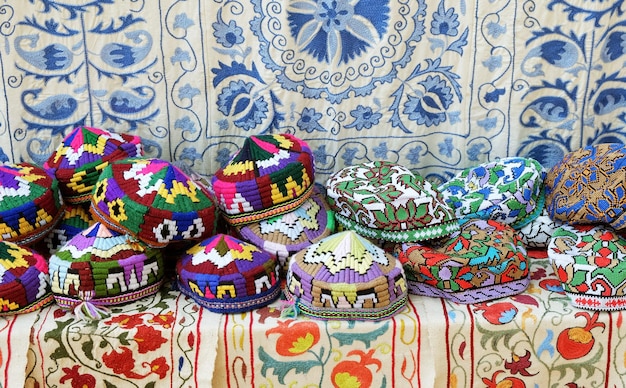 写真 ウズベキスタンのタシュケント市のトゥベテイカ (tubeteika) と呼ばれる伝統的なウズベクの帽子