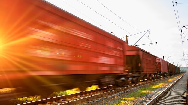 写真 貨車のある列車は高速で鉄道で移動します。