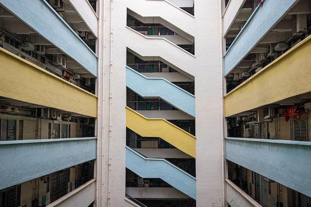 写真 高い建物のユニークな階段