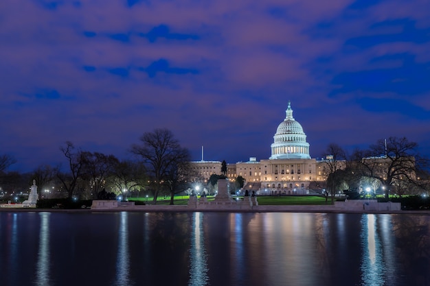 夜の反射を伴う米国議会議事堂、ワシントンDC、米国