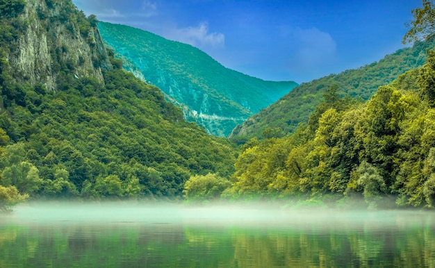 스코페 주변의 마트카 캐년(matka Canyon)에서 아름다운 호수의 전망. 마케도니아