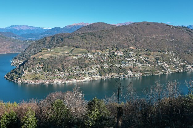 写真 ルガノ湖と周辺の山の景色 サーピアノ・ティチーノ スイス