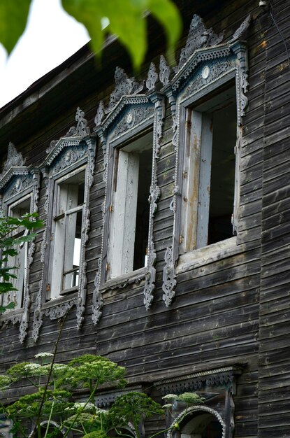 Фото Стена старого деревянного дома с резными жалюзи