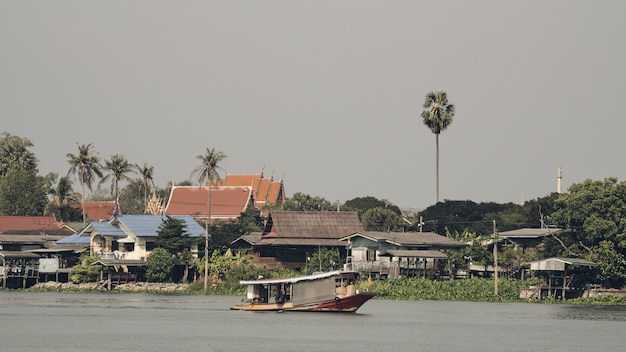 写真 タイの川沿いに暮らす人々の生き方