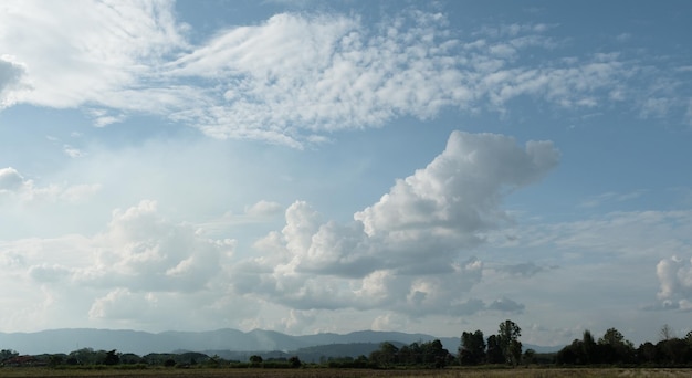 写真 白い雲は趣のある田舎の形をしています空は曇って青い