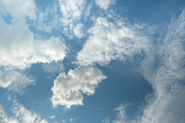 写真 白い雲は趣のある田舎の形をしています空は曇って青い