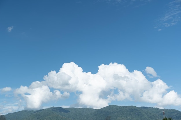 写真 白い雲は不思議な形と山を持っています空と広場は下に山があります