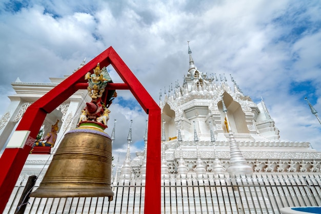 Фото Белая пагода храма пражня в сишуанбанне, юньнань, китай