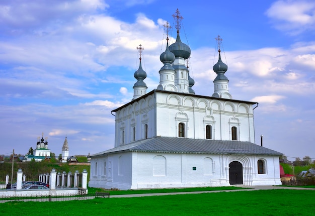 Фото Белокаменная церковь петра и павла