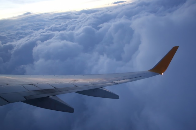 Фото Крыло самолета над облаками