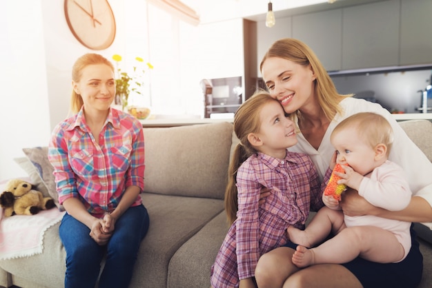 その女性は帰宅し、子供たちを抱きしめました。