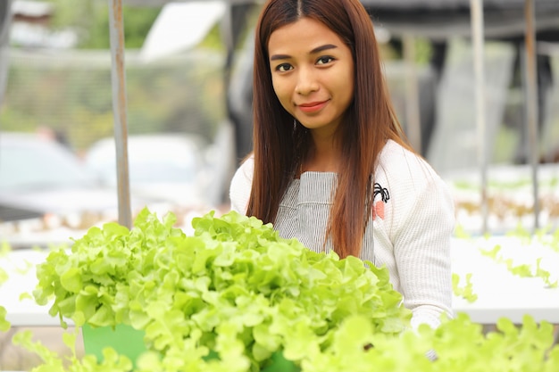 写真 女性所有者水耕野菜農場彼女と有機野菜