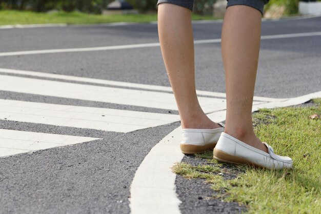 写真 道路上の女性のスニーカー