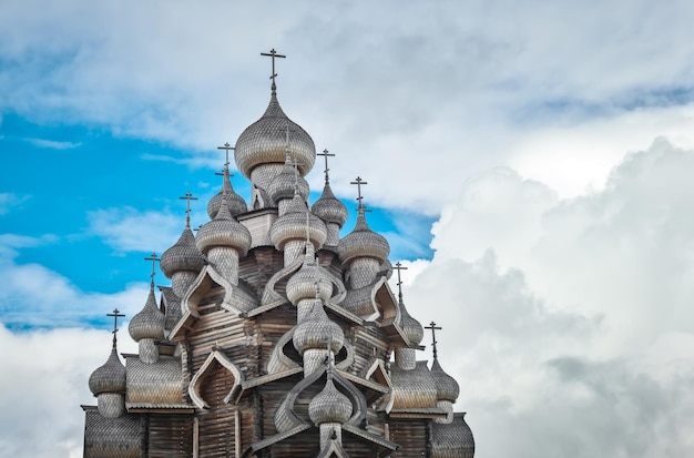古代ロシア建築の木造建築 修復後の有名な主の変容教会 キジ島 オネガ湖 カレリア ロシア共和国