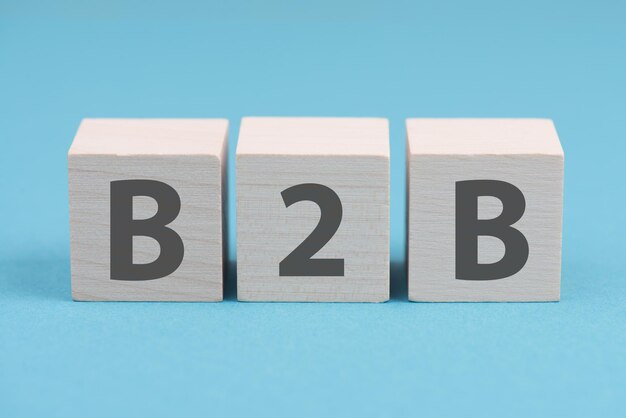 写真 b2bという言葉は木製の立方体に書かれています