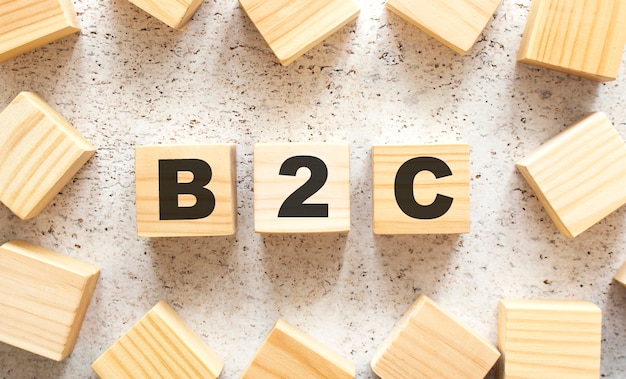 写真 b2cという言葉は、文字が書かれた木製の立方体で構成されており、明るい面に上面図が表示されます。