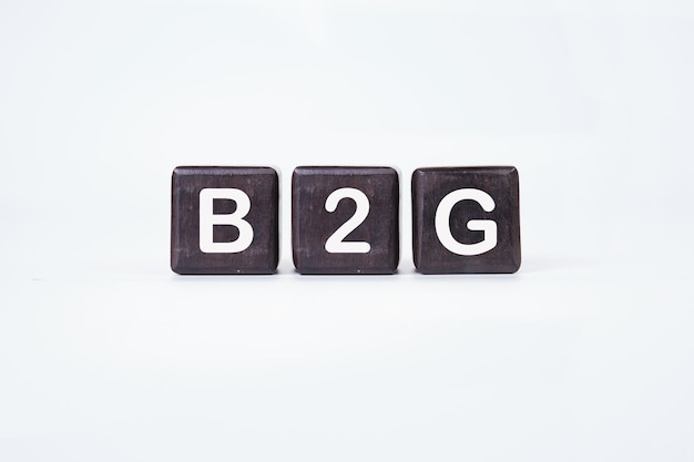 사진 백색 배경의 큐브에 b2g라는 단어 비즈니스에서 정부 헤더