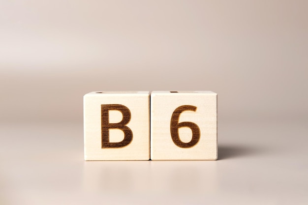 写真 ベージュのニュートラルスタジオの背景に木製の立方体にb6という単語 コピースペース 書かれたテキストの言葉は重要です 人間の健康のためのサプリメント ピリドキシン 必須栄養素 ビタミン ミネラル 医学のコンセプト