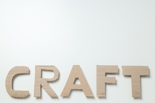 写真 craftという文字が段ボールから切り取られています