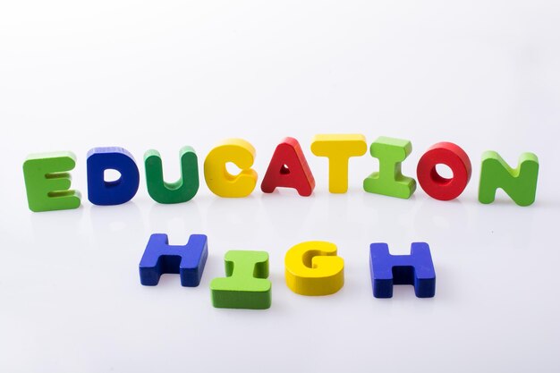 사진 문자 블록으로 쓰여진 high education이라는 단어