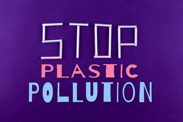 紫色のプラスチック製のチューブで作られた単語プラスチック汚染防止