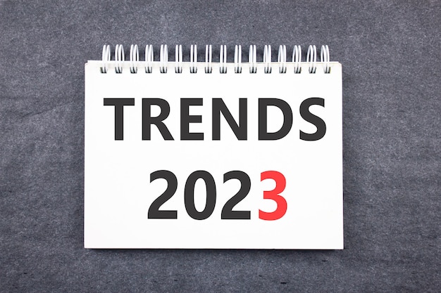 Слово тренды 2023 на ноутбуке исследование тенденций потребительские запросы клиентов бизнес-цели планы на 2023 год