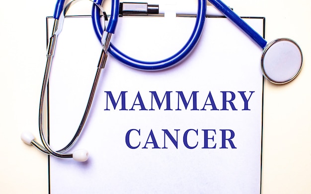 Mammary Cancer이라는 단어는 청진기 근처의 흰색 시트에 기록되어 있습니다.