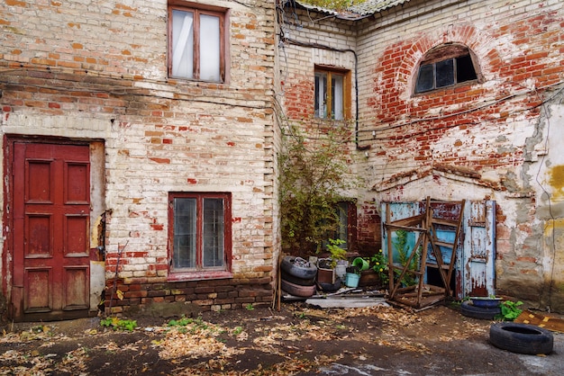 Фото Двор старого дома. осень в городе. снимок сделан в россии, в оренбурге.