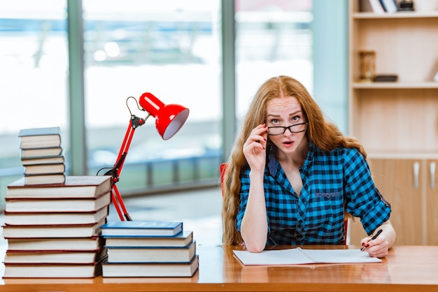 試験の準備をする若い女子学生