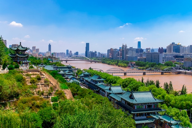 写真 晴れた日の午後、蘭州（中国）の中山橋、黄河沿いの中国初の金属橋