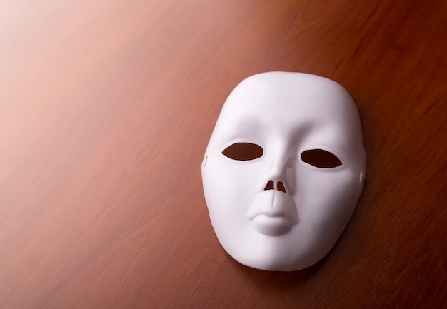 Maschera teatrale sul tavolo