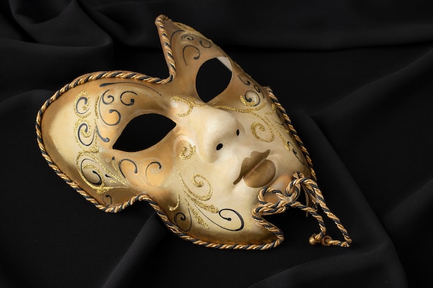 Maschera teatrale con sfondo scuro ancora in vita