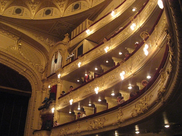 Foto interno dello spazio teatrale e box con spettatori