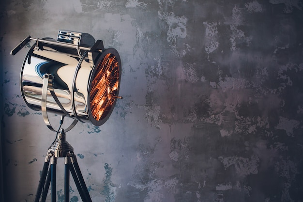 Theater spot licht met rook tegen grunge muur.